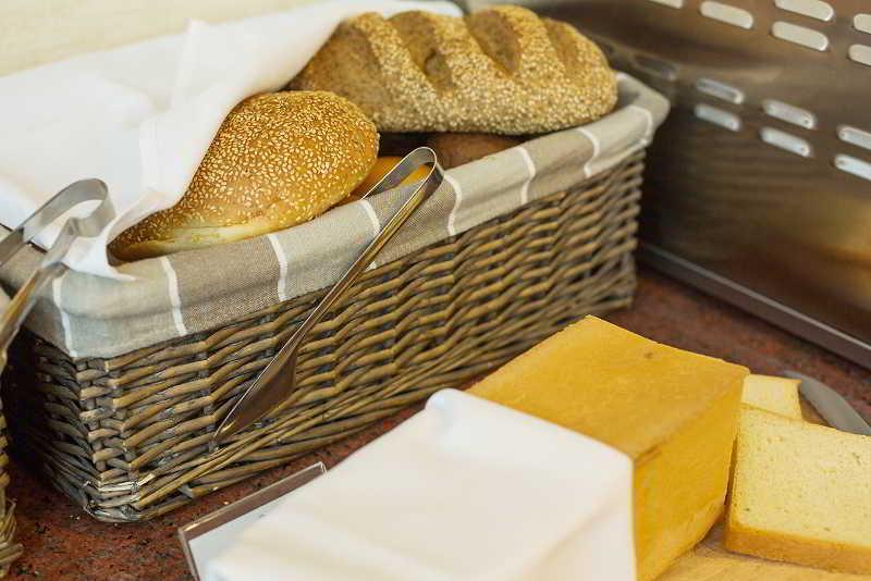 Dedeman Oskemen Tavros Hotel Ust-Kamenogorsk Exterior photo Bread and cheese