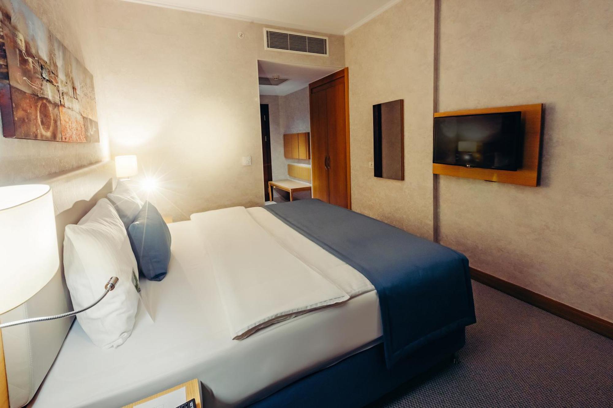 Dedeman Oskemen Tavros Hotel Ust-Kamenogorsk Exterior photo A room at the hotel