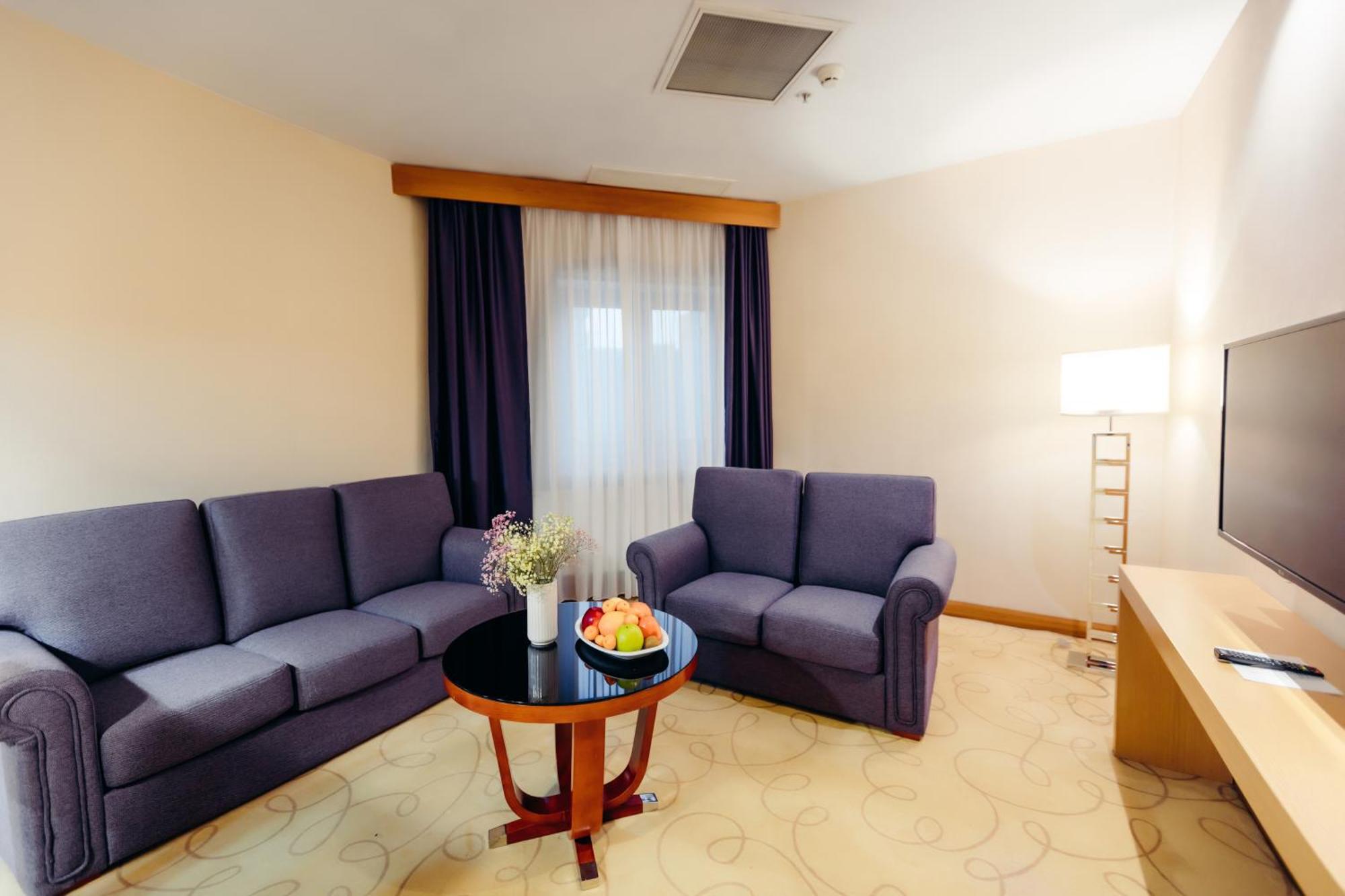 Dedeman Oskemen Tavros Hotel Ust-Kamenogorsk Exterior photo A living room