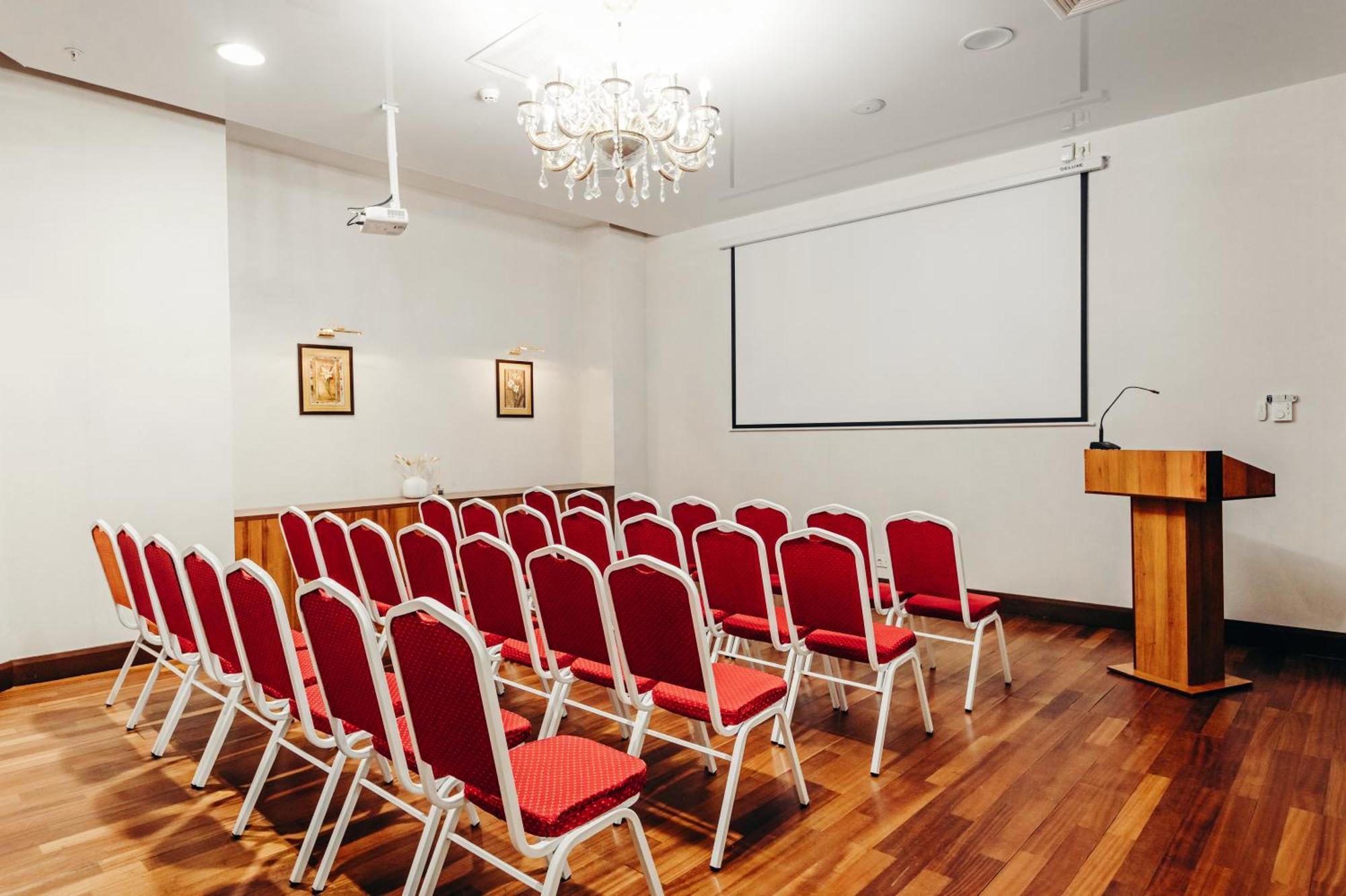 Dedeman Oskemen Tavros Hotel Ust-Kamenogorsk Exterior photo The lecture room