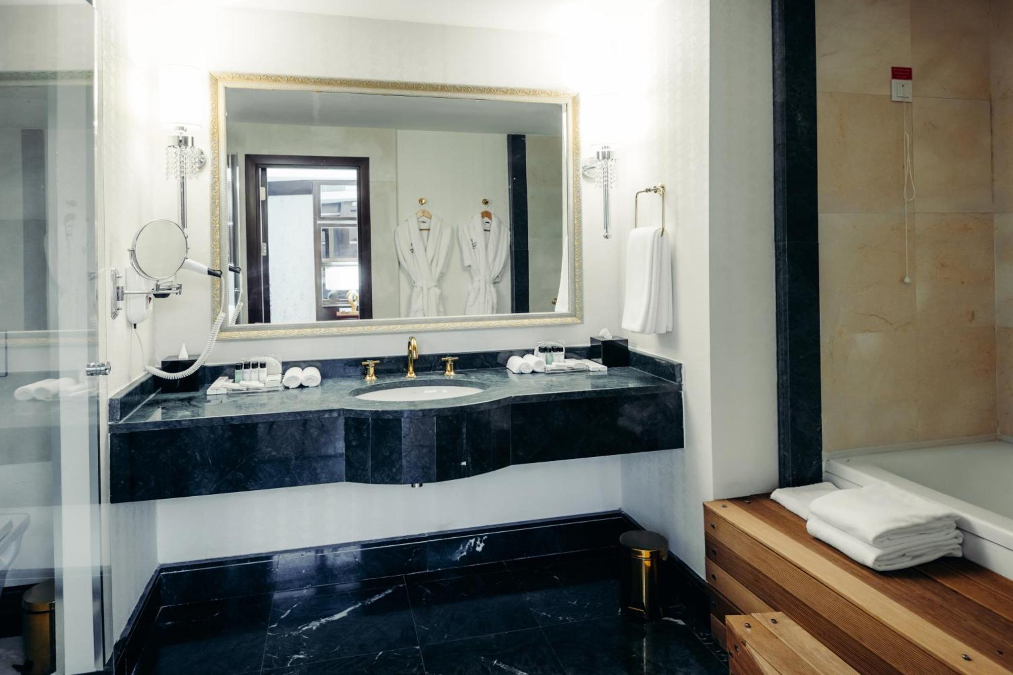 Dedeman Oskemen Tavros Hotel Ust-Kamenogorsk Exterior photo Bathroom