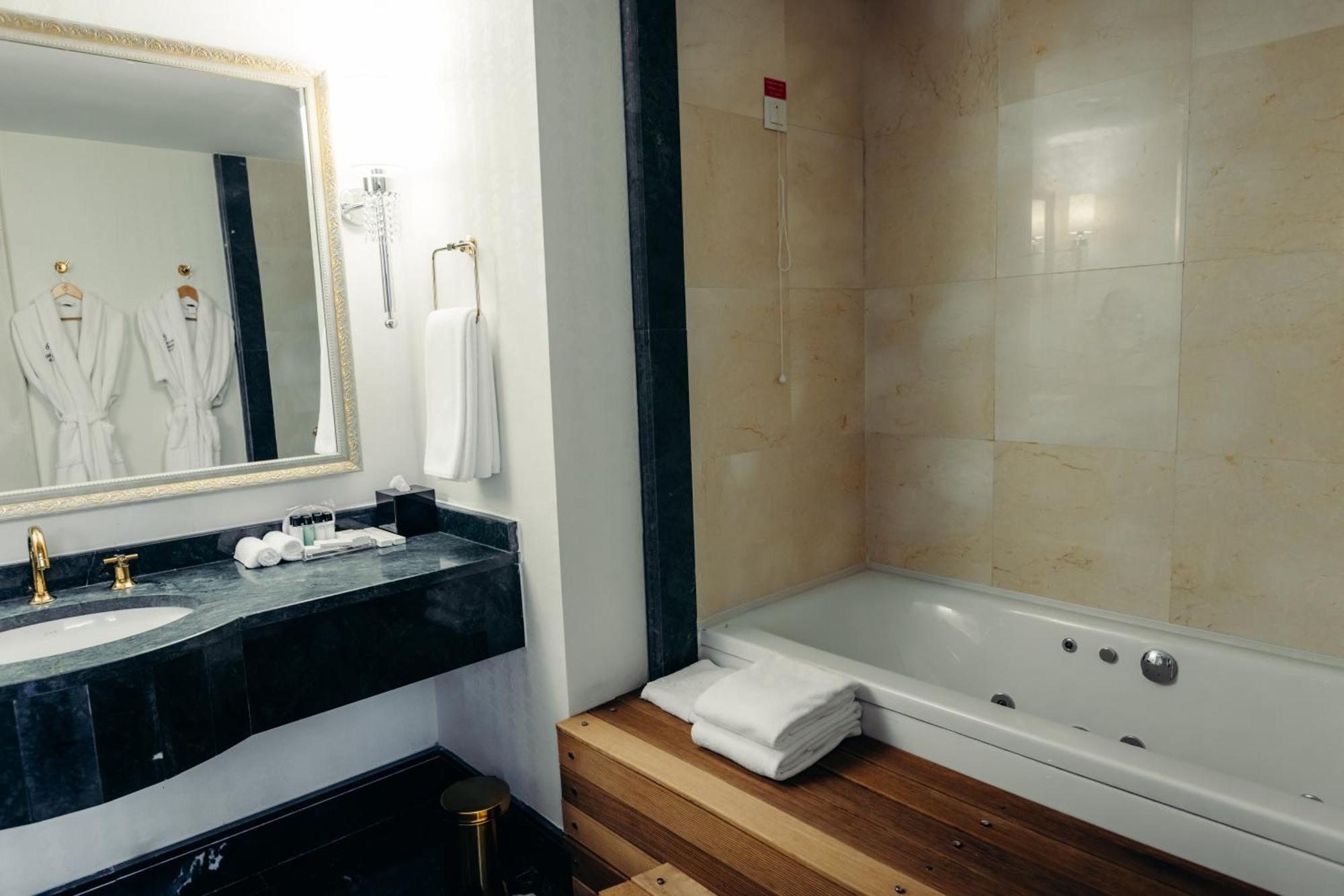 Dedeman Oskemen Tavros Hotel Ust-Kamenogorsk Room photo Bathroom