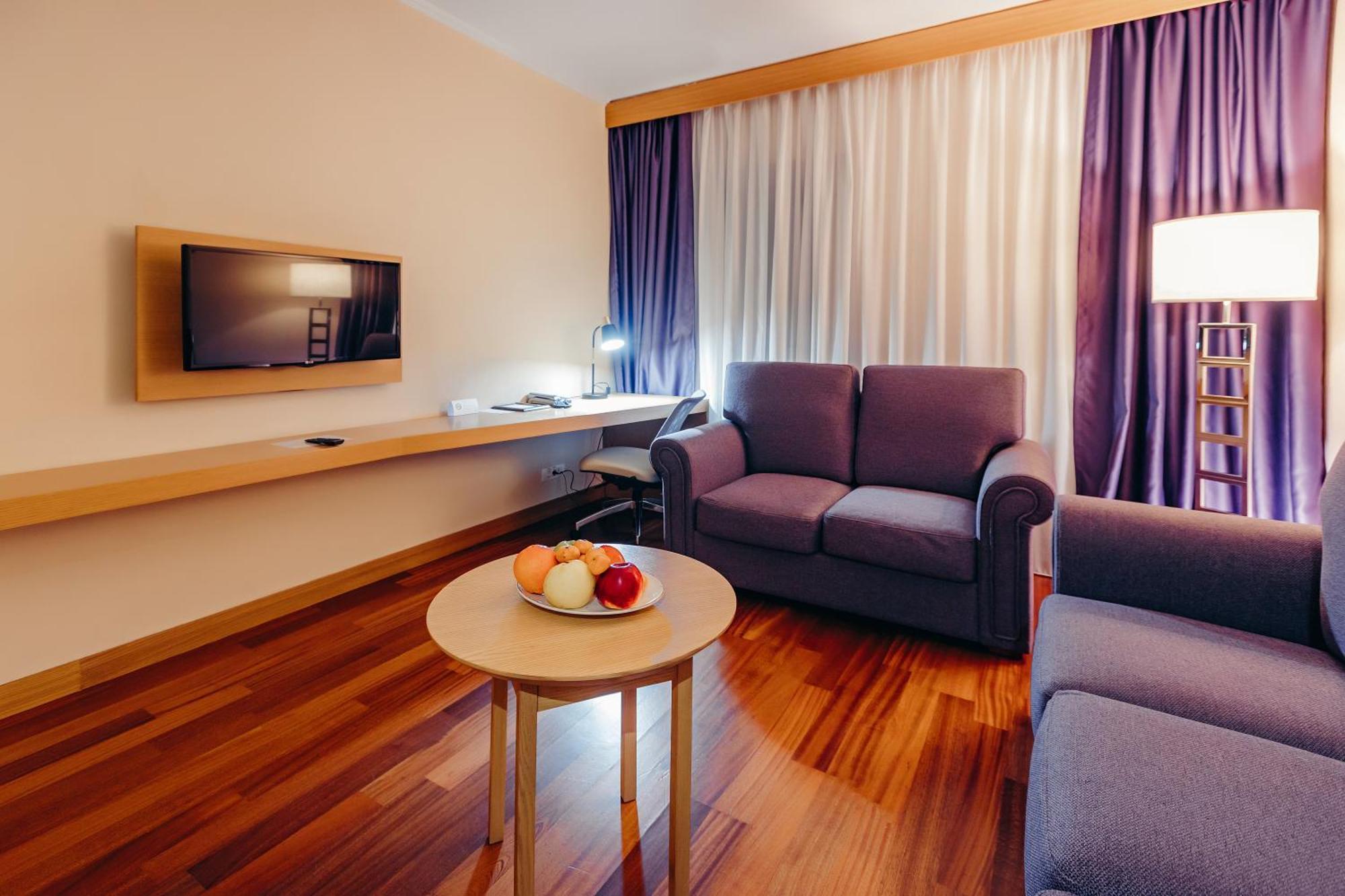 Dedeman Oskemen Tavros Hotel Ust-Kamenogorsk Room photo A suite at the hotel