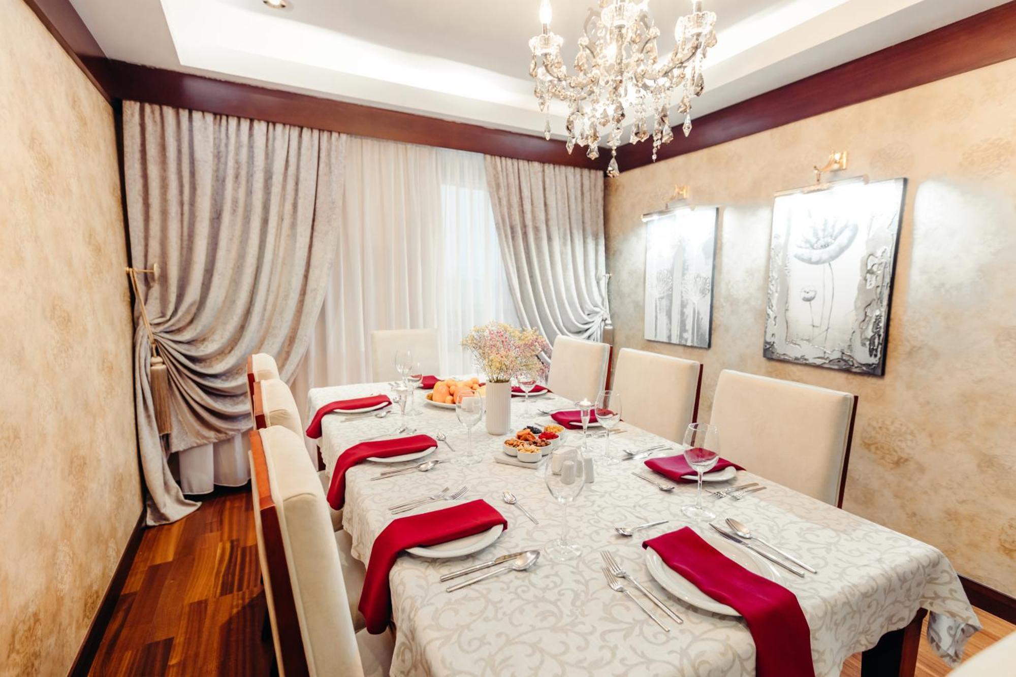 Dedeman Oskemen Tavros Hotel Ust-Kamenogorsk Room photo A dining room