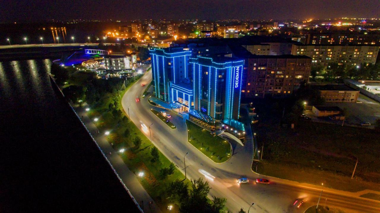 Dedeman Oskemen Tavros Hotel Ust-Kamenogorsk Exterior photo The hotel at night